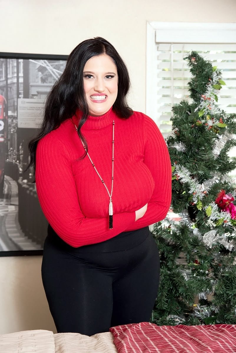 Brunette BBW Blake Emerald uncovers her large boobs as she gets naked