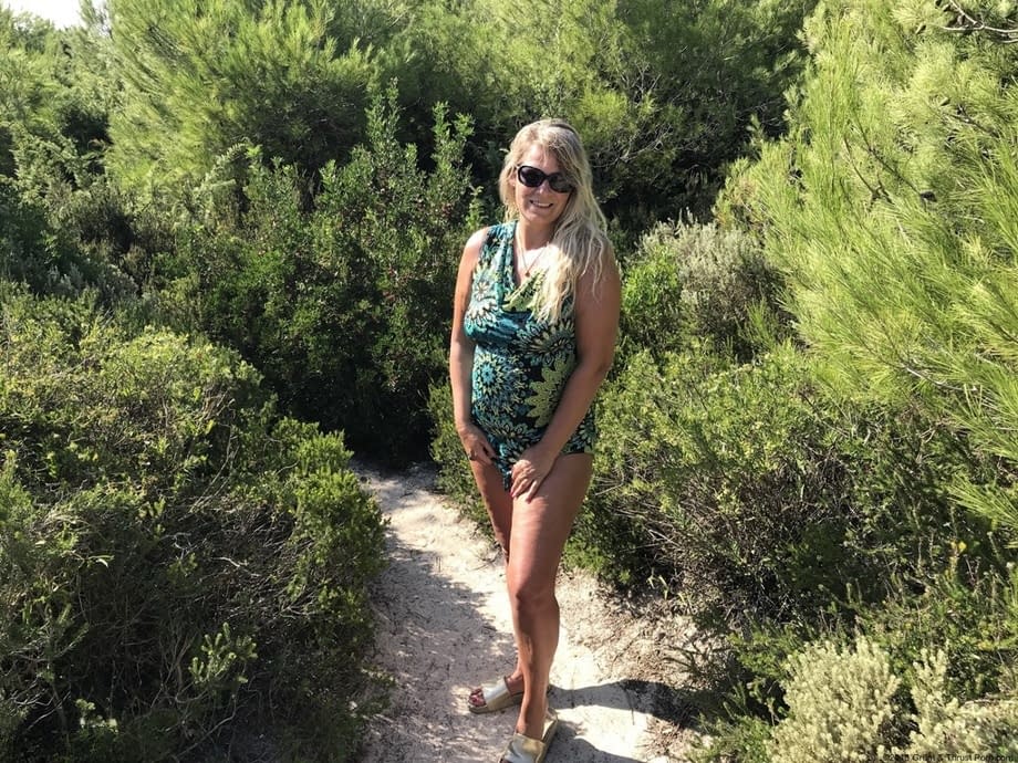 Fat amateur Sweet Susi cups her big boobs after baring her butt on sandy dune