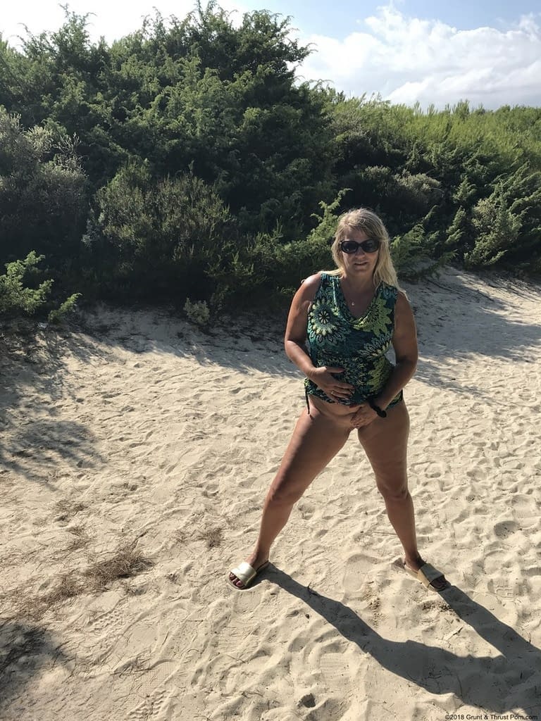 Fat amateur Sweet Susi cups her big boobs after baring her butt on sandy dune