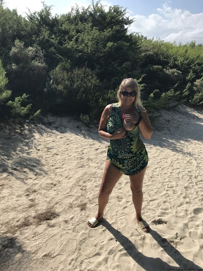 Fat amateur Sweet Susi cups her big boobs after baring her butt on sandy dune