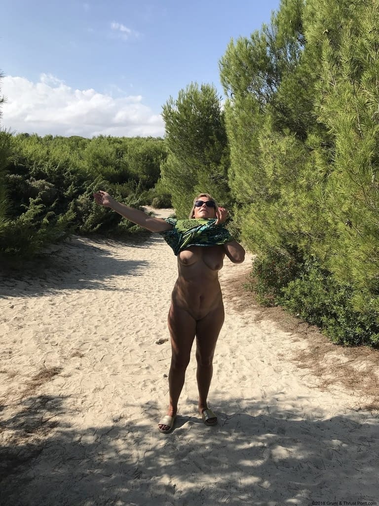 Fat amateur Sweet Susi cups her big boobs after baring her butt on sandy dune