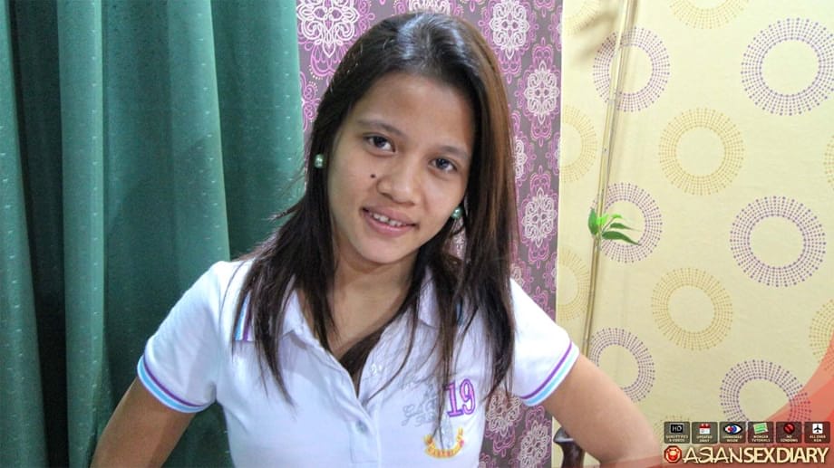 Pinay chick goes bottomless while having POV sex with a foreigner
