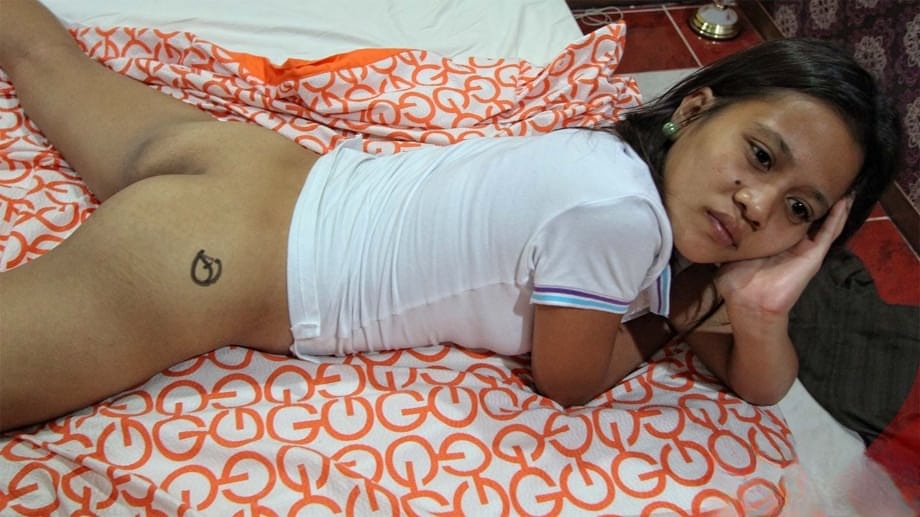 Pinay chick goes bottomless while having POV sex with a foreigner