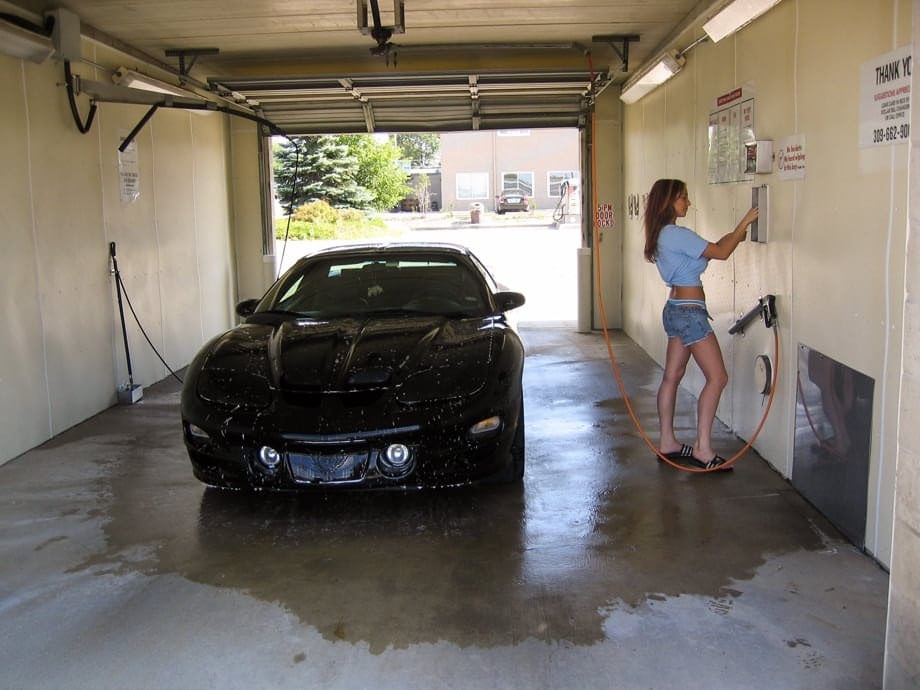 Amateur chick Nikki Sims uncovers big tits while cleaning her ride at car wash