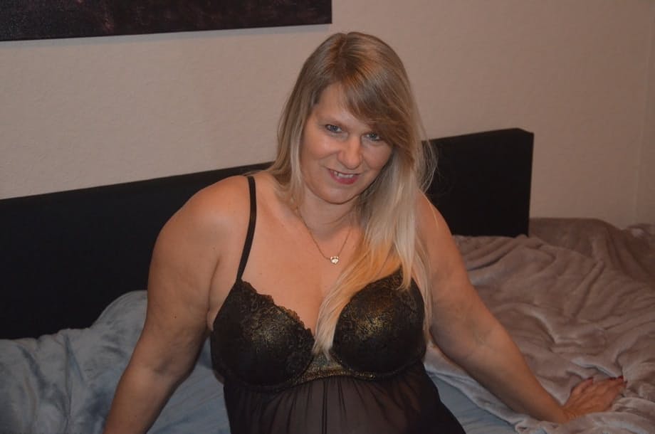 Mature first timer flaunts her big butt in sexy stockings during solo action