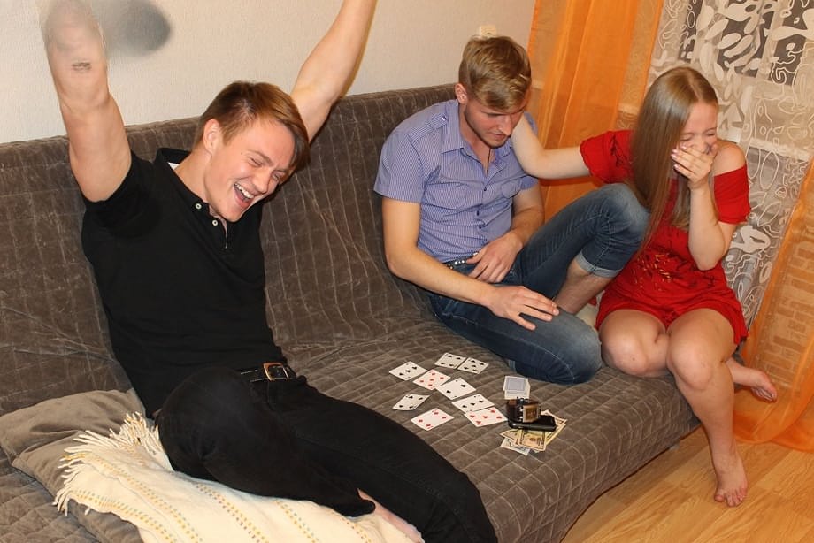Teen girlfriend has sex with another man to settle her bf's poker debts