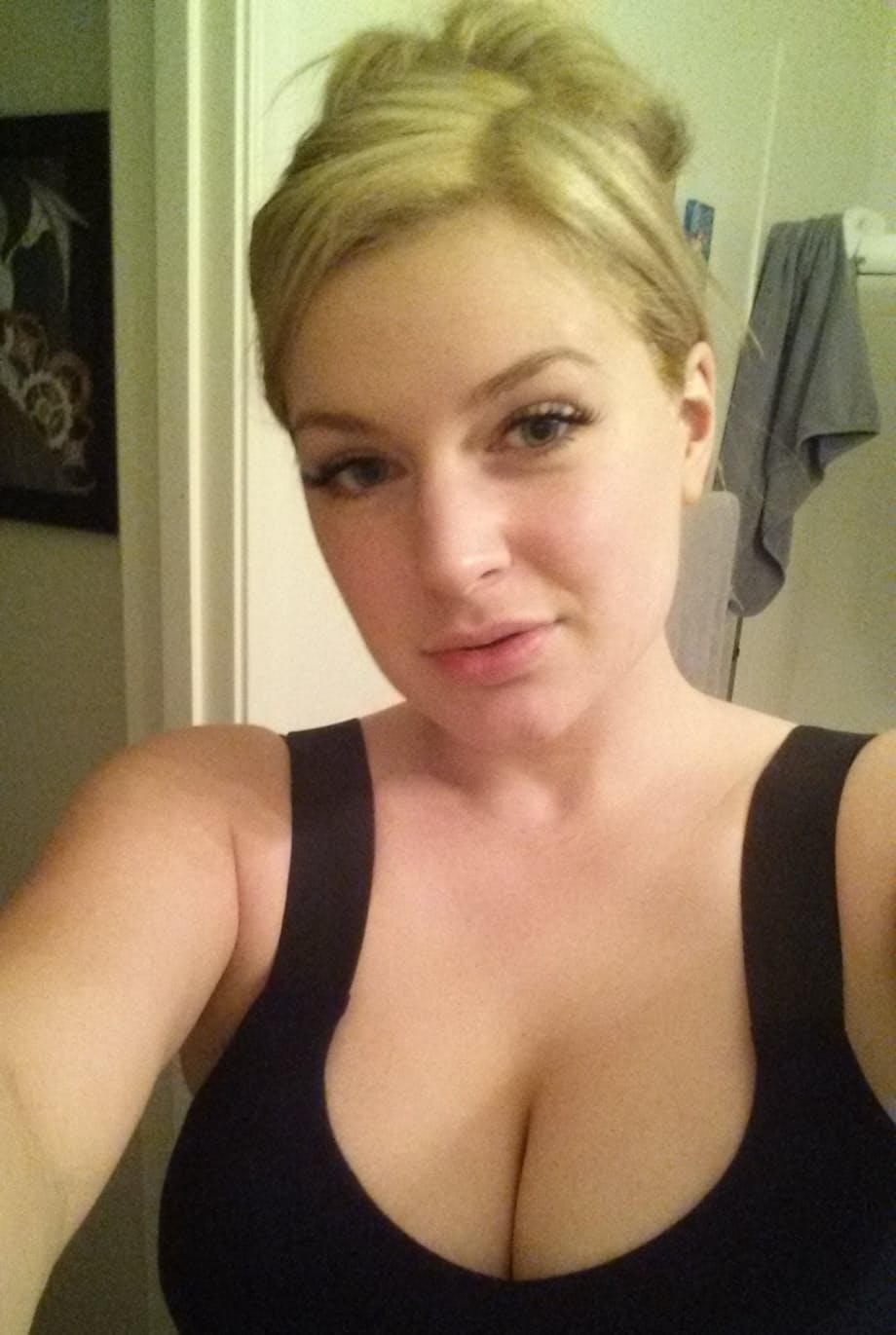 Amateur model Danielle Ftv takes non nude selfies in a variety of outfits
