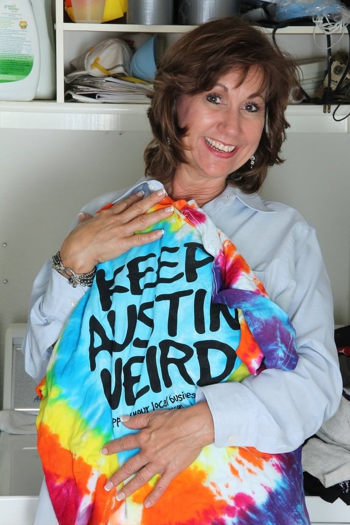 Mature mom Lynn spreading naked to exhibit her bare beaver while doing laundry