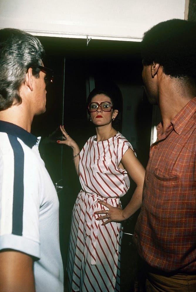 Cheating housewife for the seventies gets into an interracial MMF scene