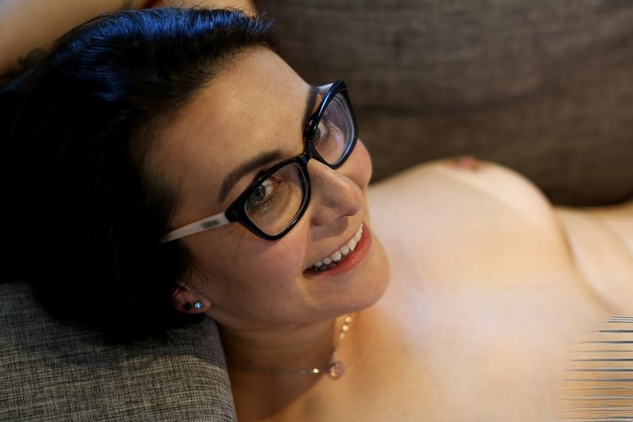 Chubby older woman Chasey Devil masturbates during nude modeling debut