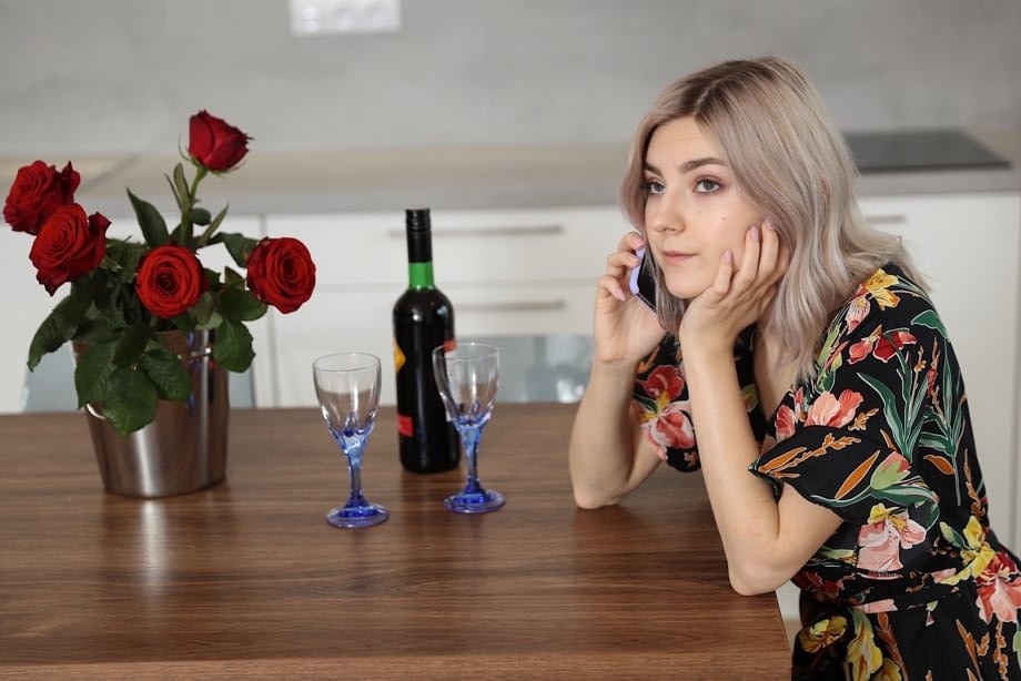 Amateur girl Eva Elfie gets totally naked after drinking wine at kitchen table