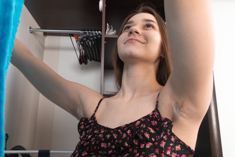 Hairy amateur Melani Bree uncovers big naturals before folding back labia lips