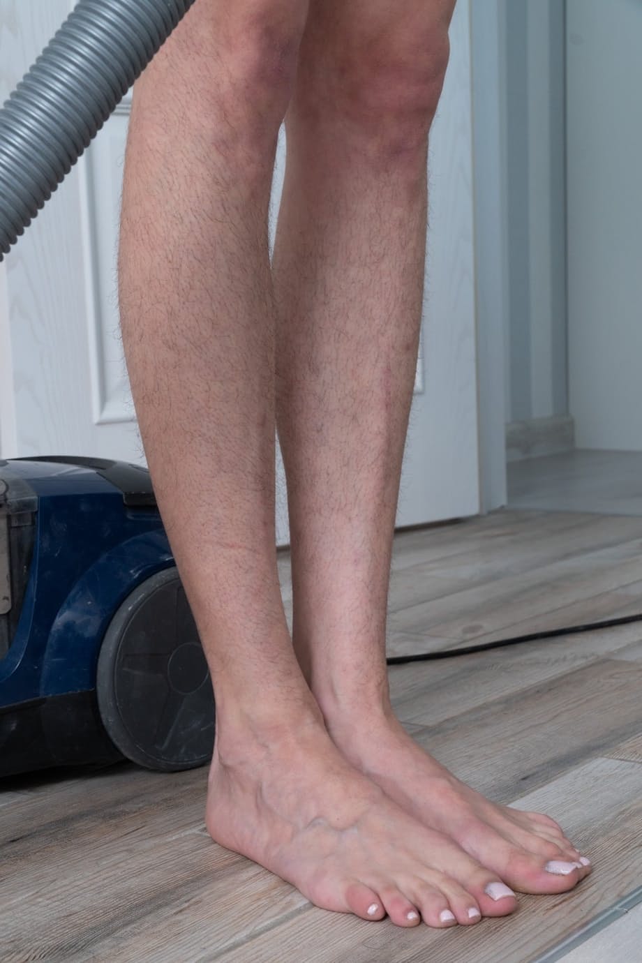 Hirsute amateur Nimfa Mannay stretches out her natural pussy before vacuuming