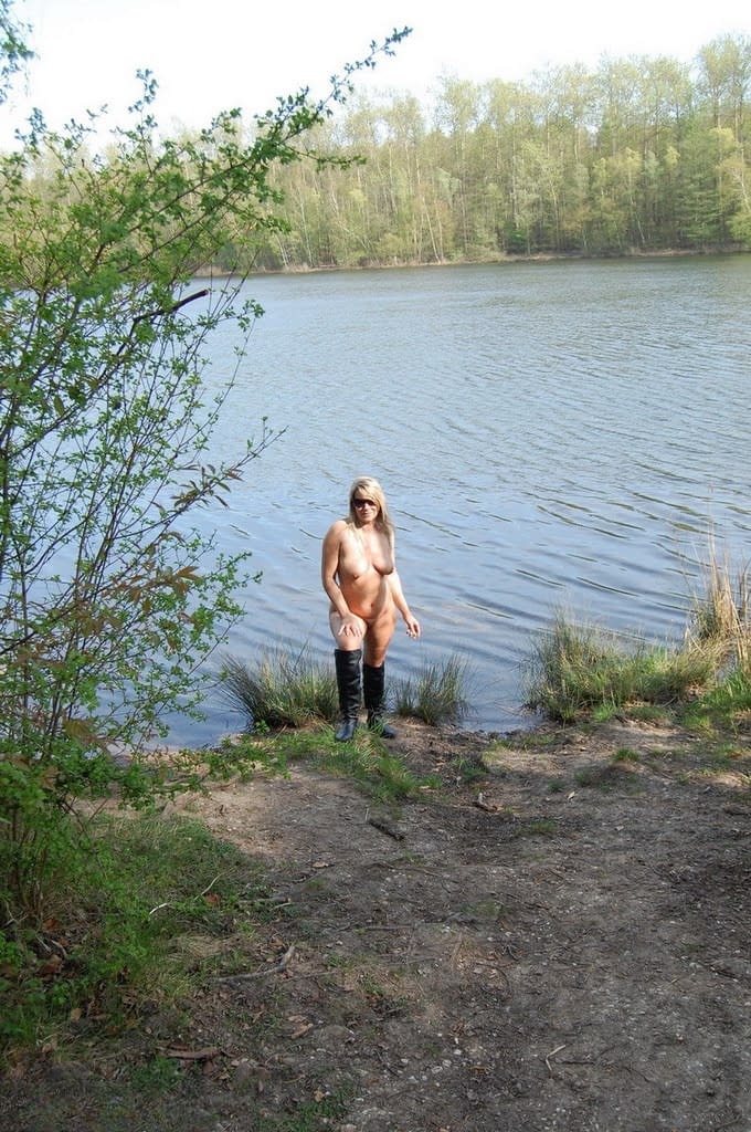 Older amateur Sweet Susi gets naked by the lake after having a smoke