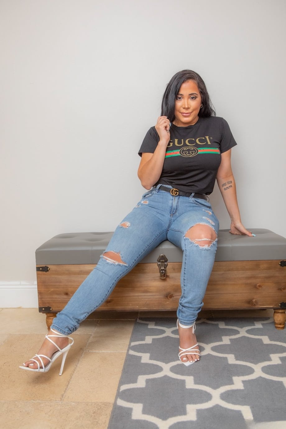 Latina amateur Juliana Cruz flaunts her big booty after removing ripped jeans