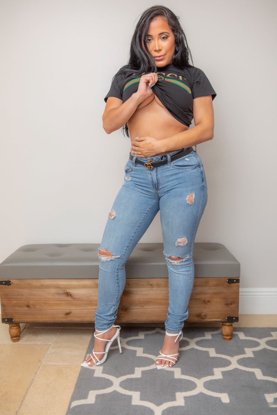 Latina amateur Juliana Cruz flaunts her big booty after removing ripped jeans
