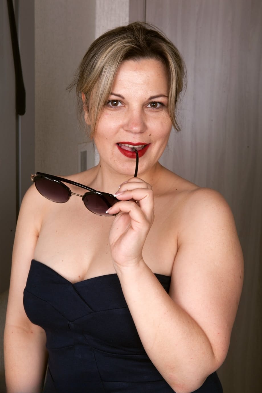 Thick 30 plus female Ellariya Rose slips out of her black dress to model naked