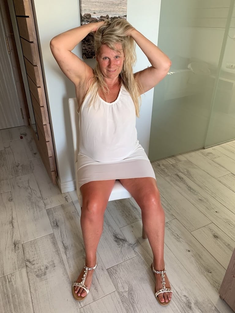 Thick older woman Sweet Susi exposes tan lined tits after hiking up her dress