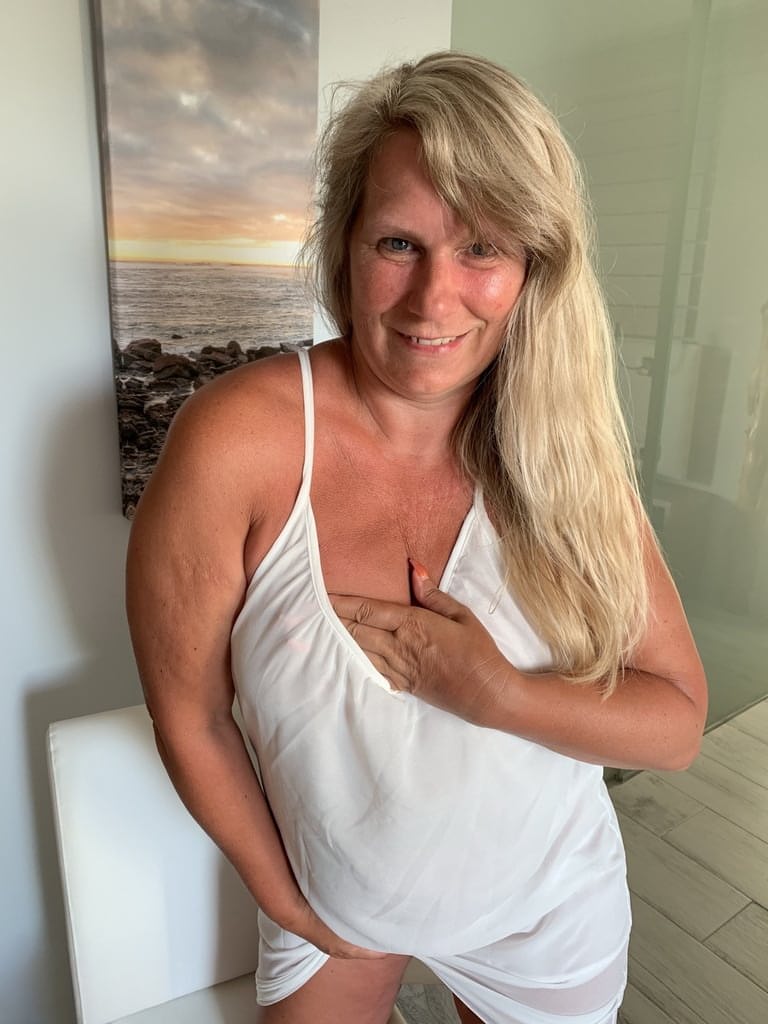 Thick older woman Sweet Susi exposes tan lined tits after hiking up her dress