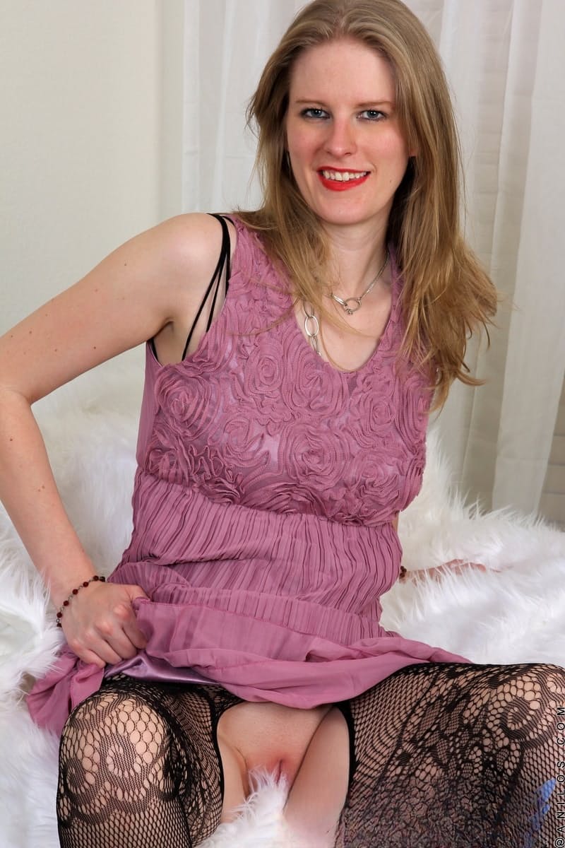 Mature MILF Chelsea Carter removes a crotchless bodystocking before dildoing