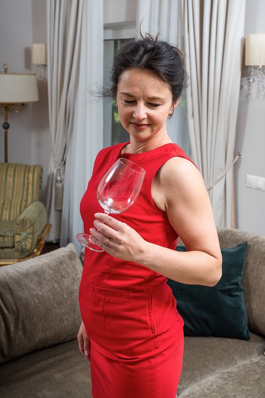 Mature first timer Anette Harper dildos her twat after drinking some wine