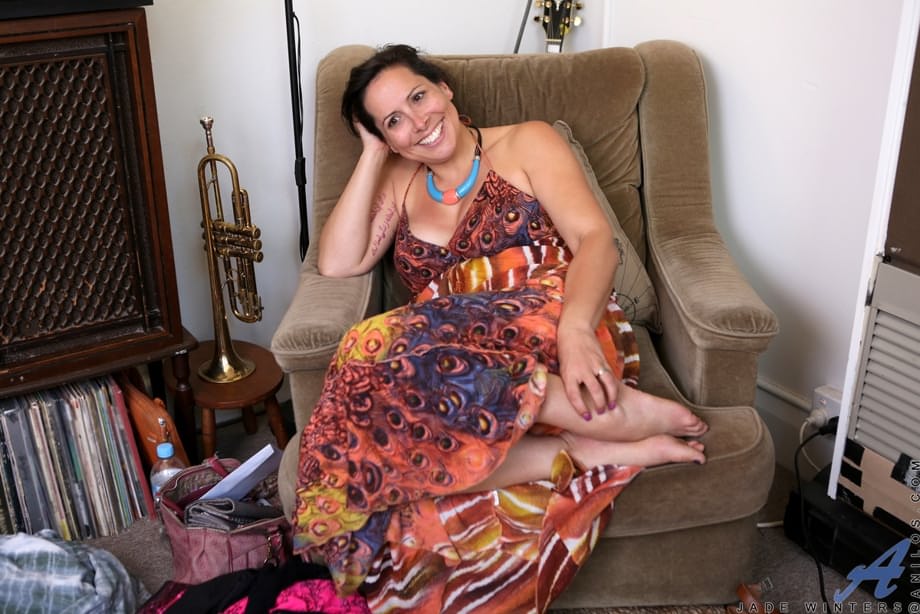 Brunette housewife Jade Winters pets her trimmed bush during her nude debut