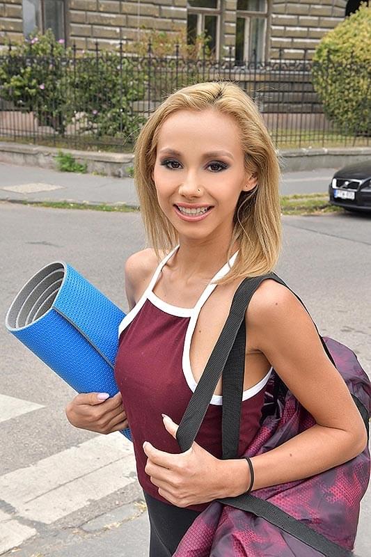 Fit blonde Veronica Leal seduces her guy after getting home from yoga studio