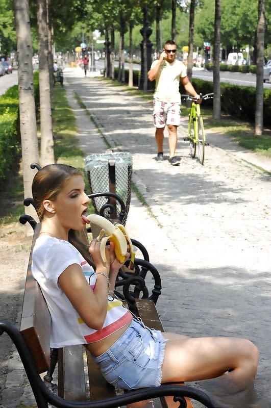 Blonde girl eats a banana in public before blowing her boyfriend at home