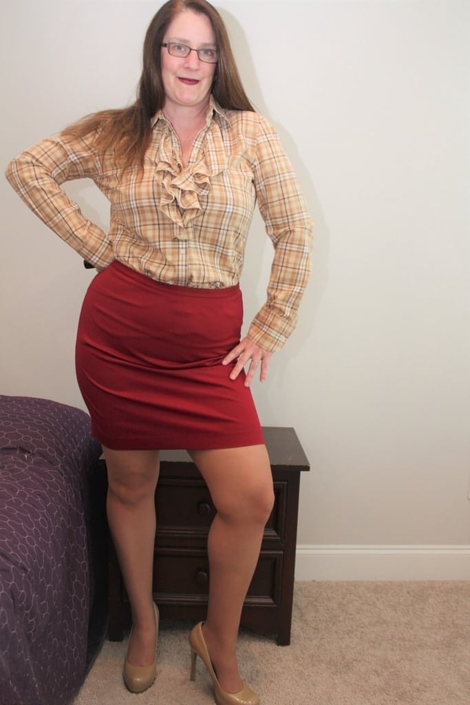 Thick older lady rolls off her pantyhose to finish getting naked on her bed
