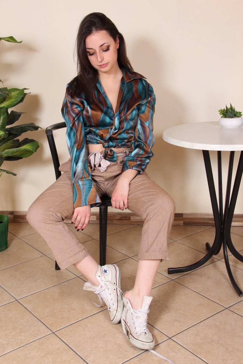 Fully clothed brunette Ilaria frees her beautiful feet from canvas sneakers