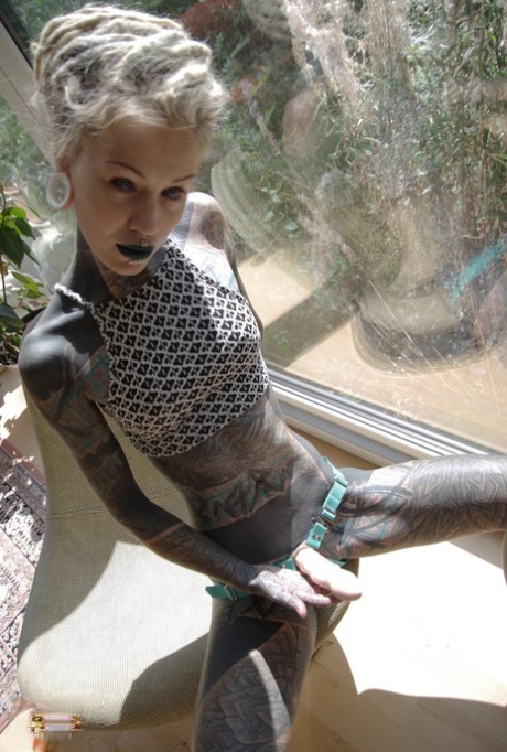 Tattooed lesbians Anuskatzz and Lily have sex with a strapon cock