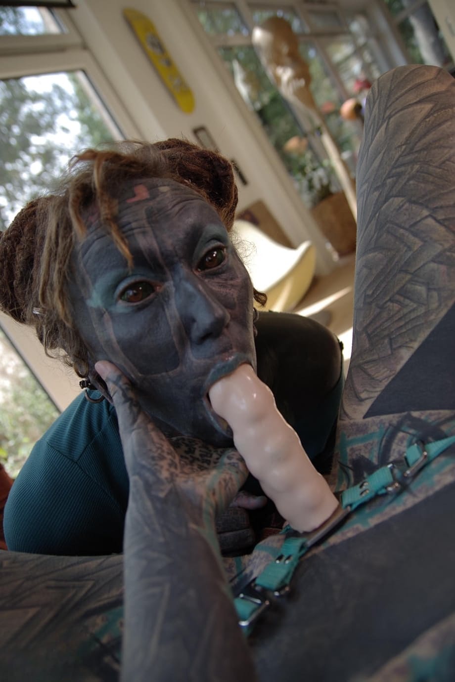 Tattooed lesbians Anuskatzz and Lily have sex with a strapon cock