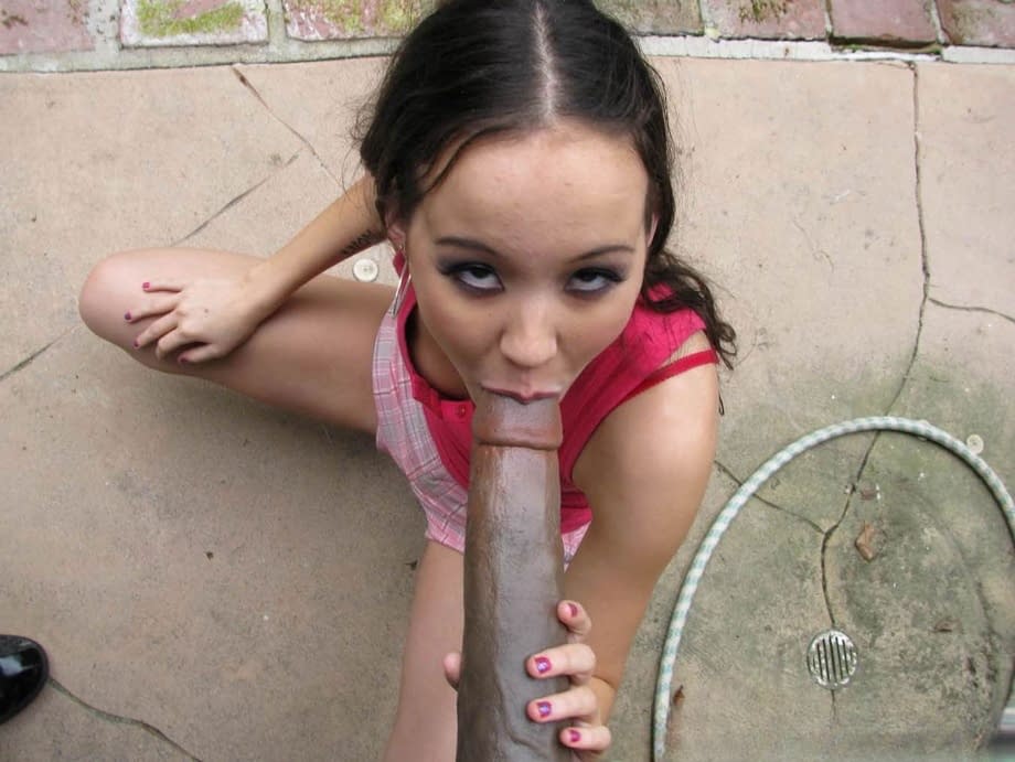 Young spinner gets her face covered in sperm after sucking on a BBC