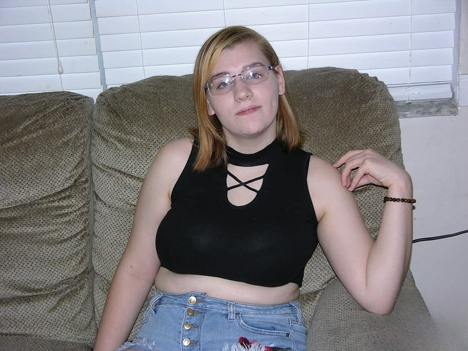 Chubby amateur Rosa slides jeans over her bare ass and slit as she gets naked