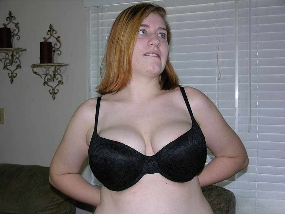 Chubby amateur Rosa slides jeans over her bare ass and slit as she gets naked
