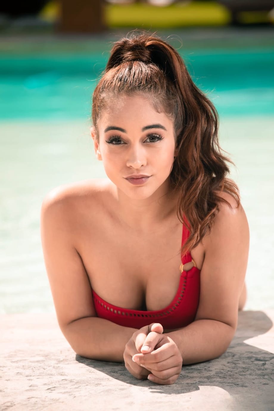 Sexy girl Ginebra Bellucci wears her hair in a ponytail during a poolside fuck