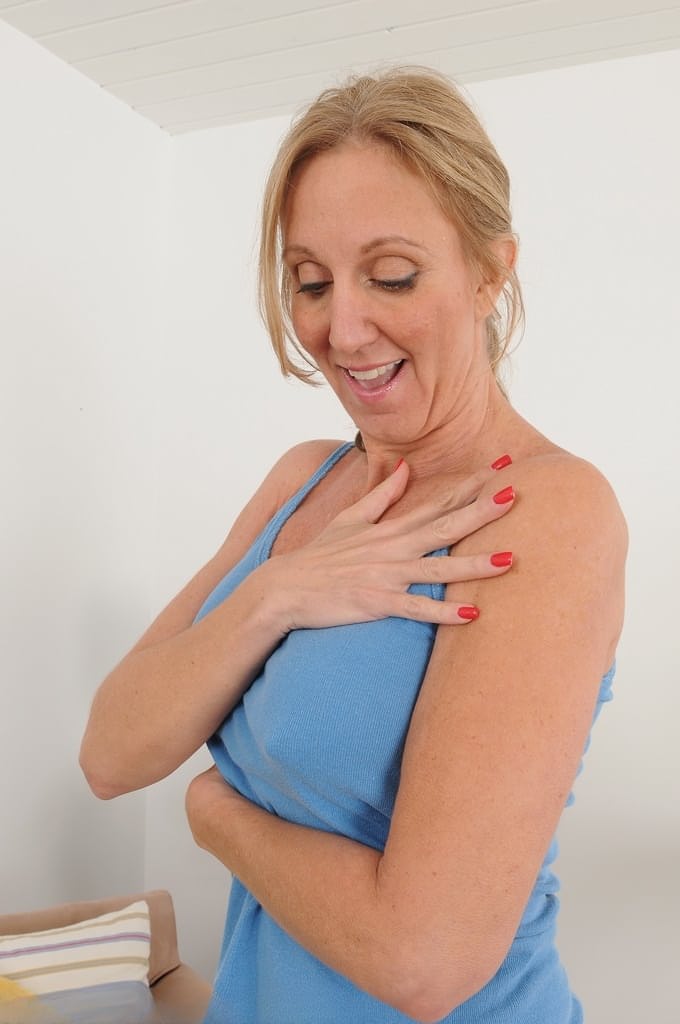 Mature housewife Jenna Covelli plays with her erect nipples and pink twat
