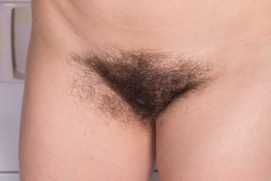 Hairy amateur Isabel shows of her wide open pussy on laundry day