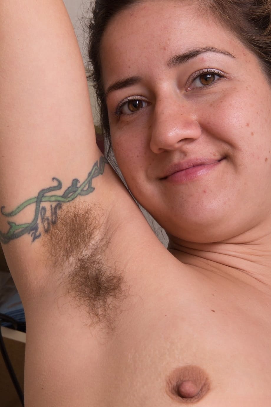 Hairy amateur Isabel shows of her wide open pussy on laundry day