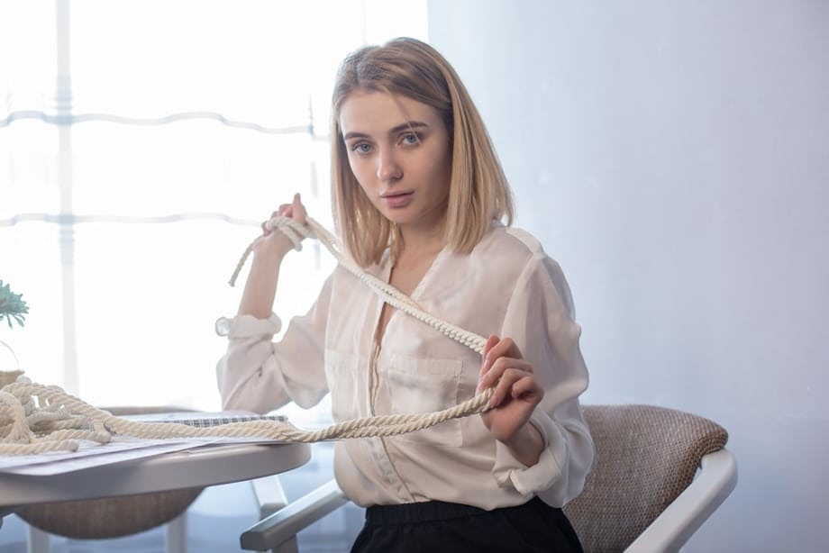 Tattooed teen Alice Shea rubs her naked pussy after adorning herself in rope