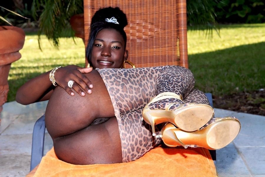 Black female seduces a white dude by twerking her big booty in his face