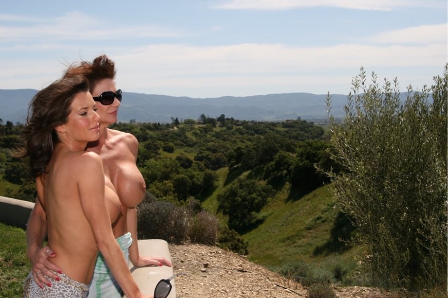 Mature MILFs Deauxma and Veronica Avluv don shades before a first lesbian kiss