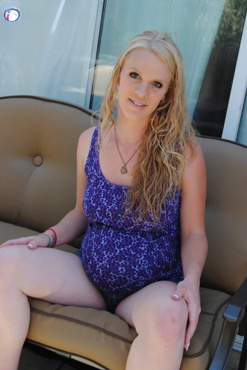 Pregnant chick Hydii May decides to show off her baby bump in nude poses