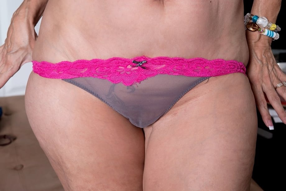 Hot mature amateur Laura Layne loses jeans & thong panties & bares big tits