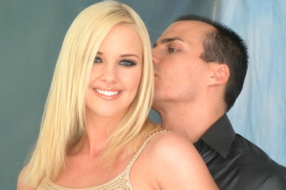 Hot blonde Hannah Harper goes pussy to mouth with a large dick