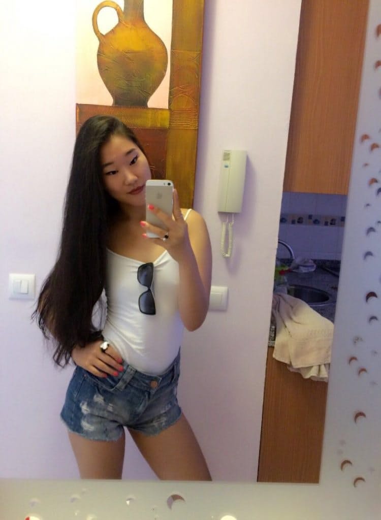 Hot Asian teen Katana takes a selfie to flaunt her pretty face & hot body