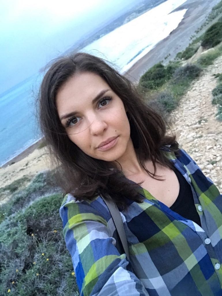 Russian teen Alina Henessy takes nude and non nude selfies during the day