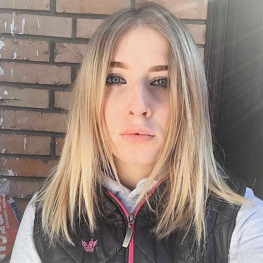 Amateur teen Sylvia loves taking selfies of attractive nude body