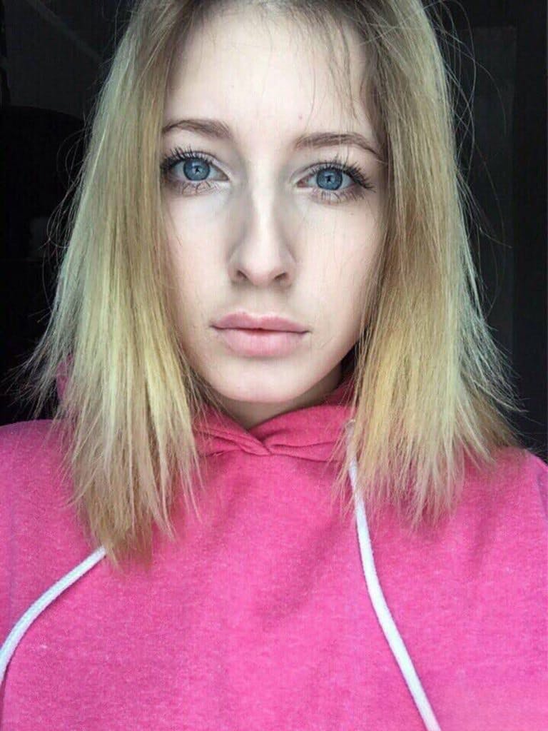 Amateur teen Sylvia loves taking selfies of attractive nude body