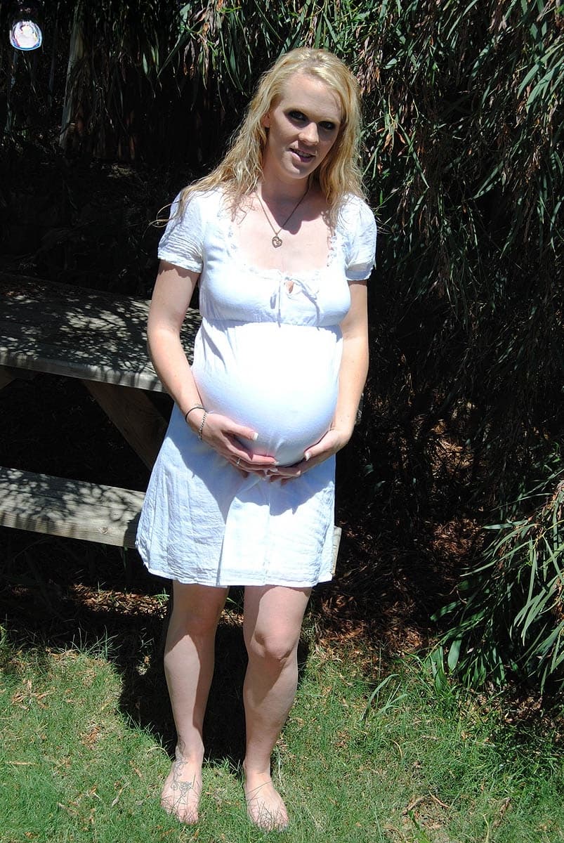 Amateur girl Hydii May parts her teen pussy after revealing pregnant belly